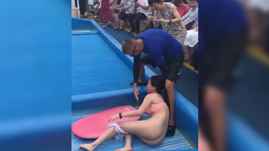Oops! Nalaglag ang Panty sa Waterpark