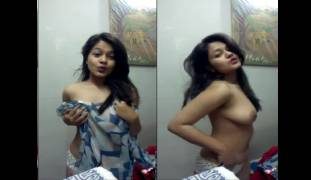 Cute Asian Girl – Tinanggal ang Saplot sa Harap ng Madla