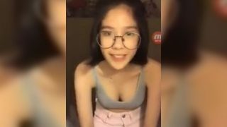 Cute Nerdy Girl – Nag live pakita ang Boobies