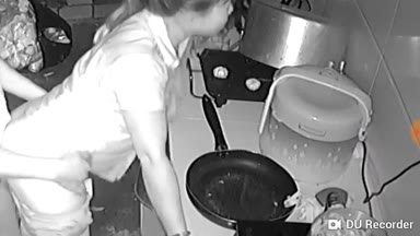 Huli sa CCTV Kapitbahay Kinakantot habang Nagluluto
