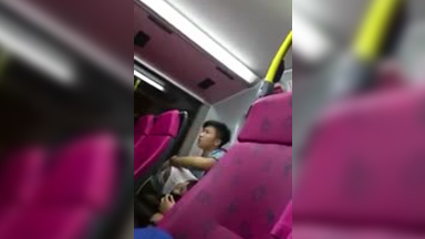 Pininger ni Boy Libog si GF sa Loob ng Tren