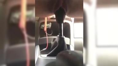 Lewd Pinay Pinagtripan ang Kambyo ng Sasakyan